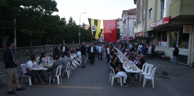 Sarı-lacivert iftar