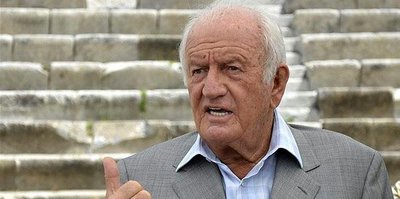 Bir düdükle alt üst ediyor