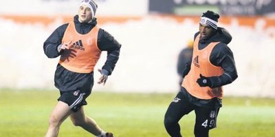 Mitrovic ve Babel’e banka destekli lisans