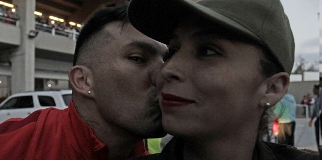 Gary Medel’den kadın polise öpücük