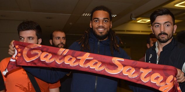 Taraftarın sevgilisi Denayer geri döndü