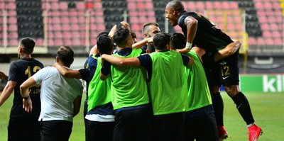 Akhisar tek attı üç aldı