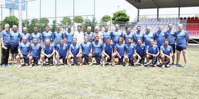 Futbolun eski yıldızları, eğitiminde