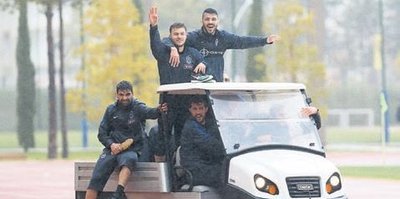 Golf arabası ile tur attılar