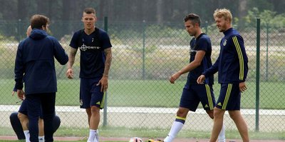 Kjaer ve Skrtel kampta