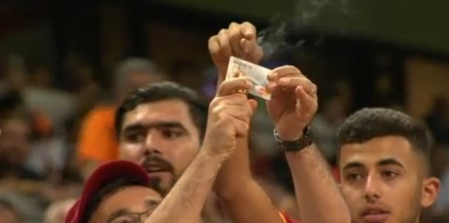 Taraftar kombinesini yaktı