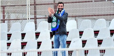 Tribünde tek başına, takımının yanında!
