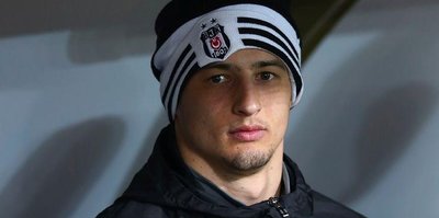 Mitrovic kulübede kaldı