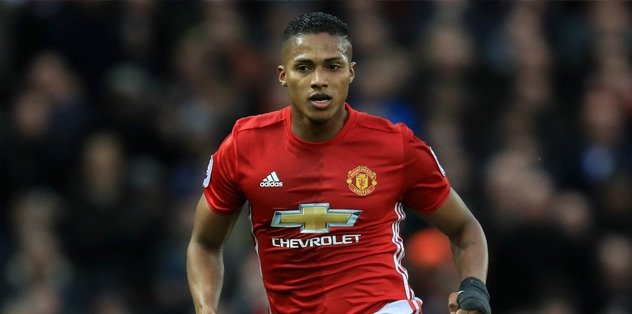 Man United, Valencia'nın sözleşmesini uzattı