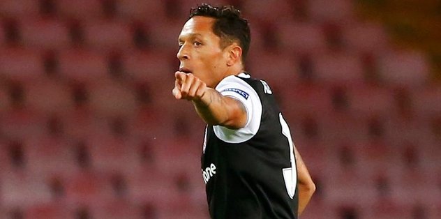 Adriano'dan tarihi gol