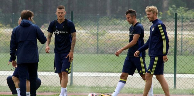 Kjaer ve Skrtel kampta