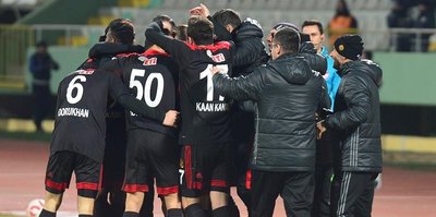 Es-Es zirveyi sevdi