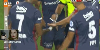 Sahaya bıçak atan taraftar serbest
