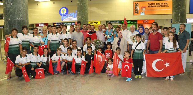 Şampiyon Mert'e Davul Zurnalı Karşılama