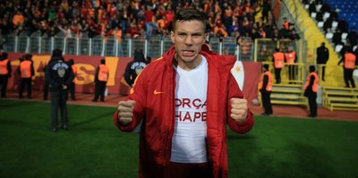 Podolski Çin’de!