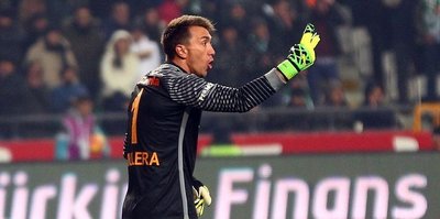 Muslera yere yatmadı!