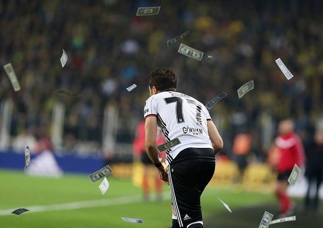 İtalyan kaleciye dolar fırlattılar İtalyan kaleciye dolar fırlattılar