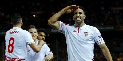 Adil Rami üçlü kıskaçta