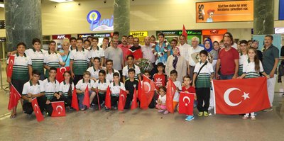 Şampiyon Mert'e Davul Zurnalı Karşılama
