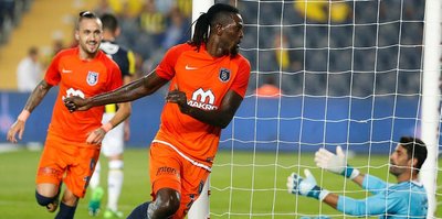 Adebayor büyükleri boş geçmiyor