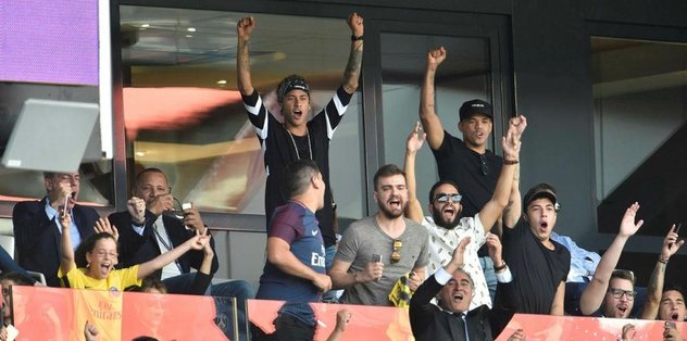 Neymar gollere tribünde sevindi
