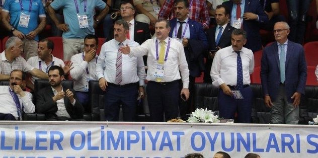 Sahadan çekilen takımı Bakan Bak ikna etti