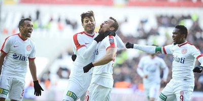 Antalya deplasmanda ezdi geçti