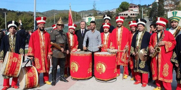 Memleketinde mehter marşıyla karşılandı
