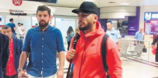 Kamil imzalıyor
