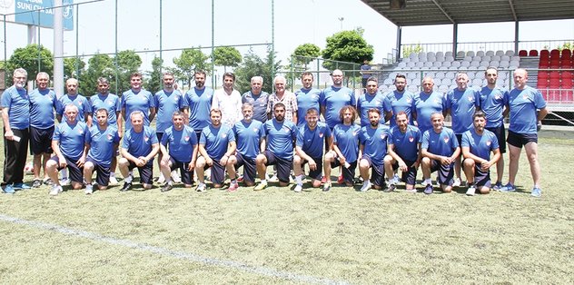 Futbolun eski yıldızları, eğitiminde