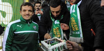 Kaptan Batalla ve İsmail’e pasta