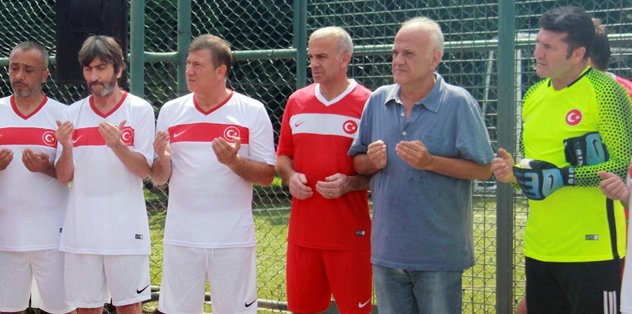 Efsane futbolcular 15 Temmuz Şehitleri için sahaya çıktı