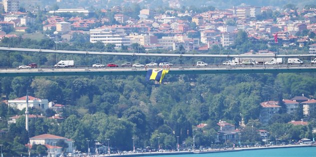 Köprülere dev Fenerbahçe bayrakları asıldı
