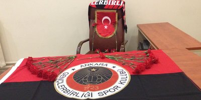 Koltuğu karanfillerle süslendi