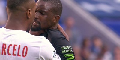 Marcelo rakibin boğazını sıktı!