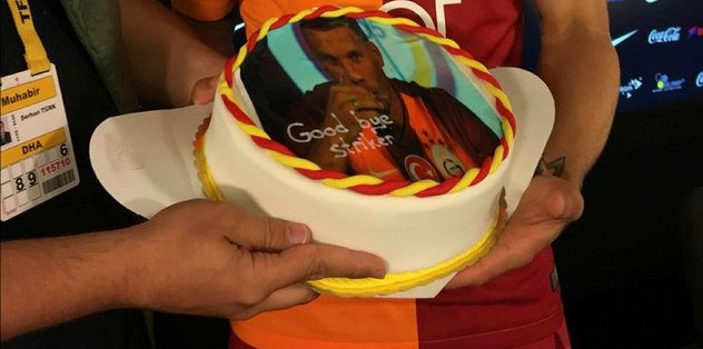 Podolski’ye basın mensuplarından pasta