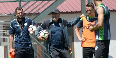 Konyaspor'da teknik heyet ve futbolcular kolbastı oynadı