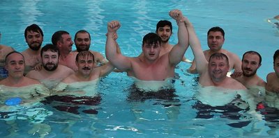 Rıza Kayaalp havuzda tuş etti