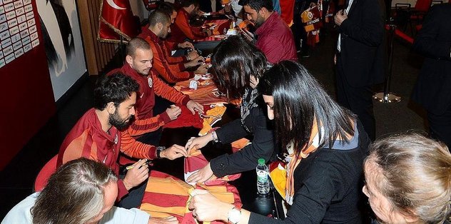 G.Saray taraftarıyla buluştu