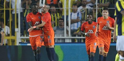 Adebayor üç büyükleri boş geçmiyor
