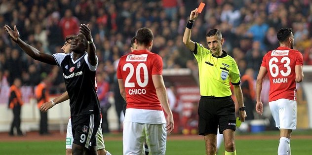 Aboubakar'a 4 günde 2 kırmızı kart