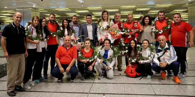 A Milli Kadın Güreş Takımı yurda döndü